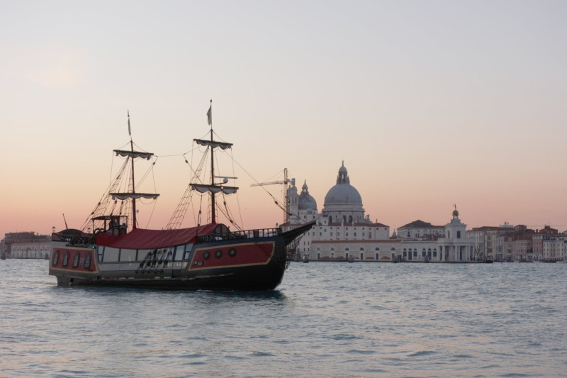 Il Galeone Veneziano durante il tramonto a Venezia
