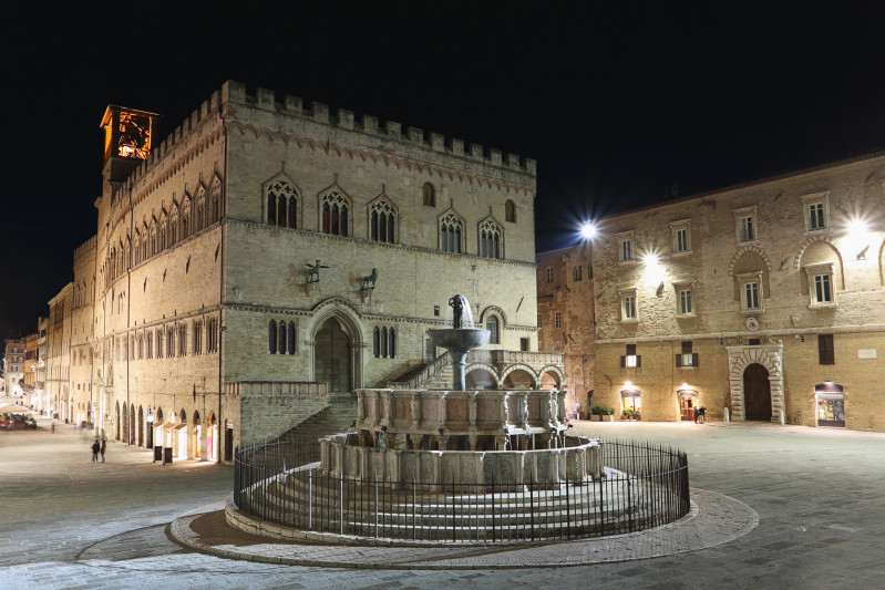 47199887_xl perugia centro storico della città di notte, umbria, italia