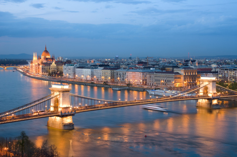 vista notturna del ponte delle catene, budapes, ungheria