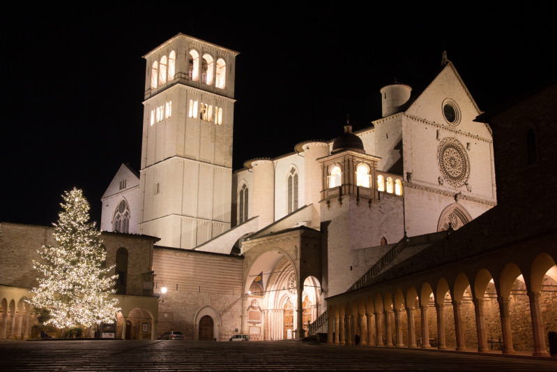 34954736_xxl vista verso la famosa basilica di san francesco di notte a natale, 