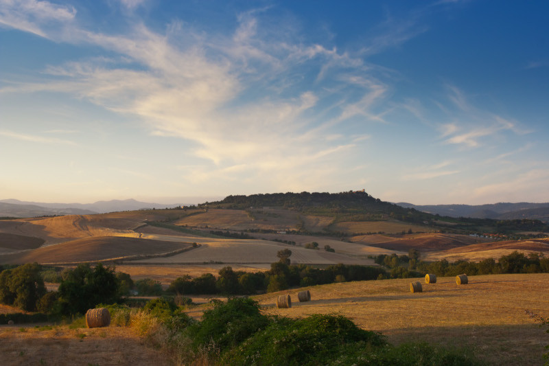 Campi di grano della Maremma nei pressi di Saturnia