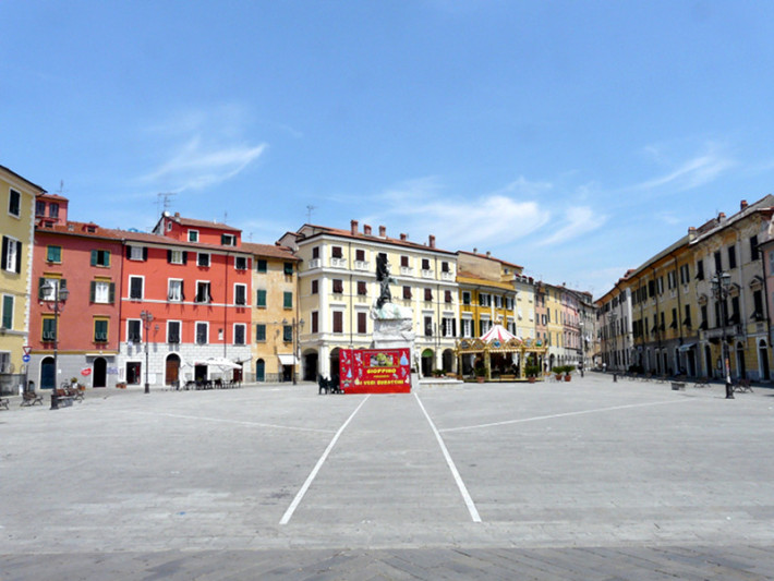 la centrale Piazza Matteotti a Sarzana